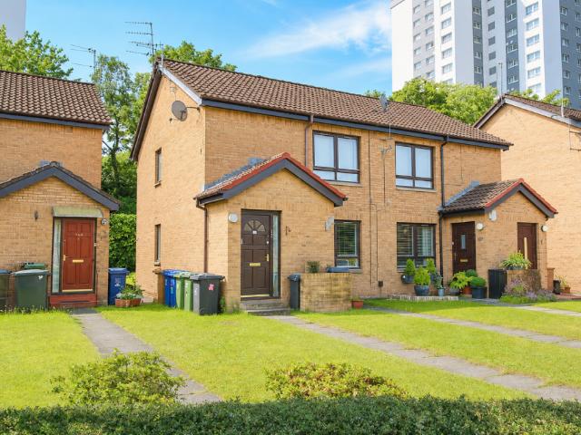 Flat for sale in Castlehead, Glenburn