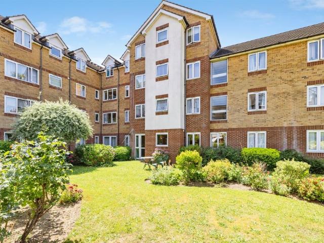 Flat for sale in Watford Heath, North Watford