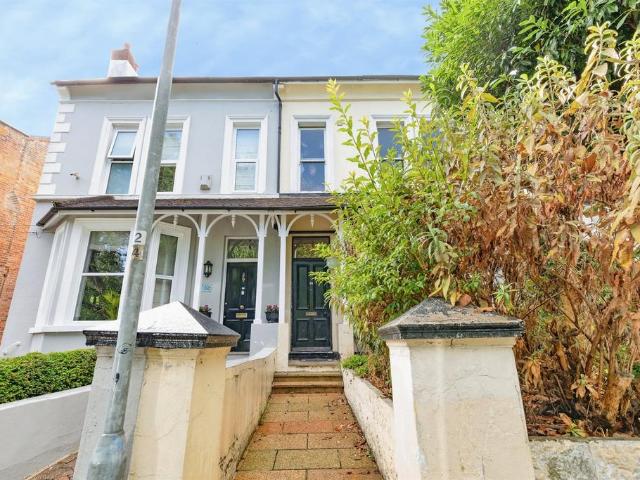 Flat for sale in Bohemia, Guestling Green