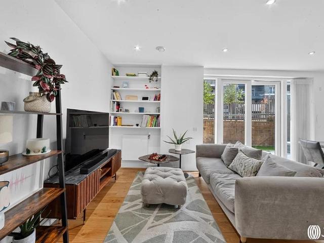 Flat for sale in Stratford Marsh, Greater London