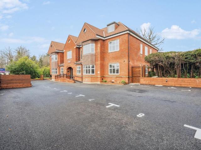 Flat for sale in Northwood, Greater London