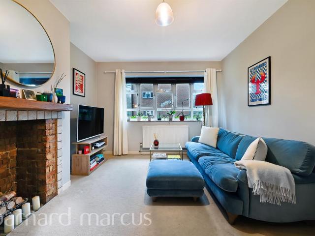 Flat for sale in Furzedown, Greater London