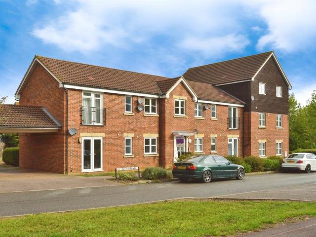 Flat for sale in Oakhill, Shenley Church End