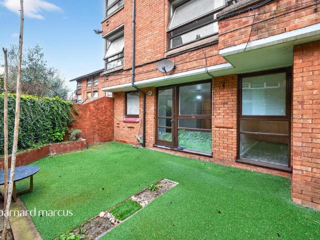 Flat for sale in Camberwell, Greater London