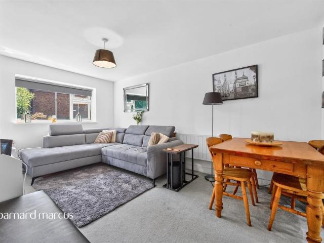 Flat for sale in Berrylands, Greater London