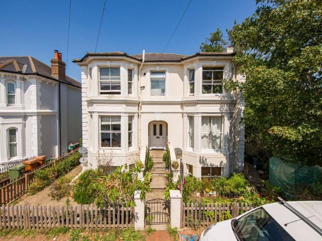 Flat for sale in Southborough, Sandown Park