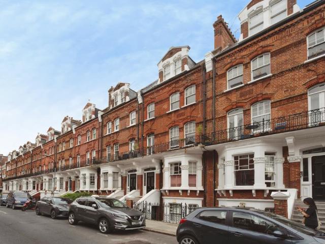 Flat for sale in West Kensington, Greater London