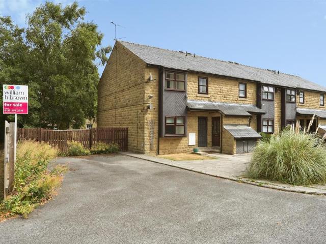 Flat for sale in Farsley, West Yorkshire