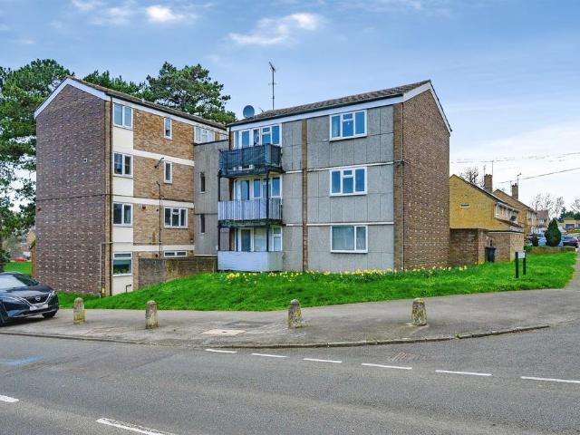 Flat for sale in Bourne End, Pouchen End