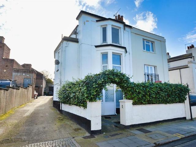 Flat for sale in Binstead, Ryde