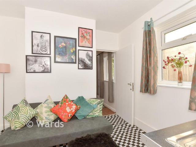 Flat for sale in Oxenden, The Bridge