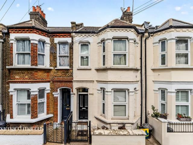 Flat for sale in Clapham Junction, Greater London
