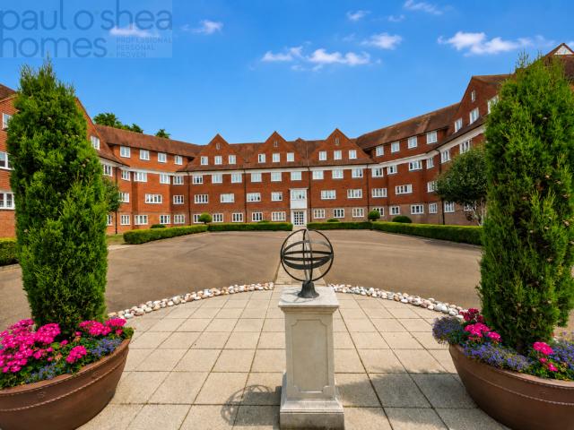 Flat for sale in Red Hill, Surrey