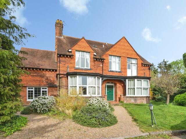 Flat for sale in Berrylands, Greater London