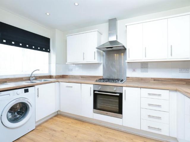Flat for sale in North Watford, Hertfordshire