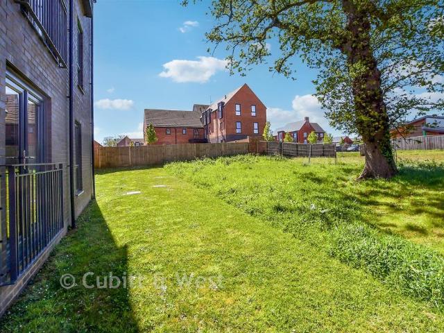 Flat for sale in Slaugham, Perryfields