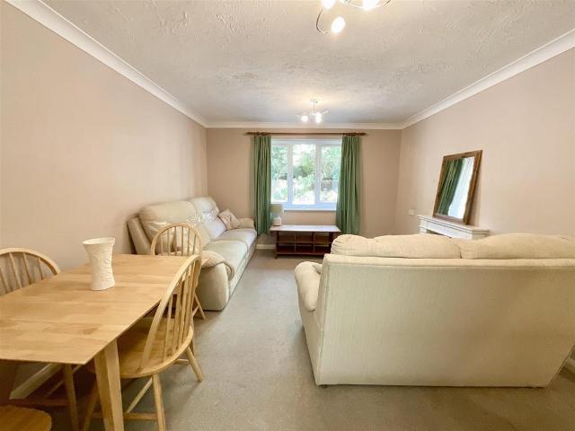 Flat for sale in Red Hill, Surrey