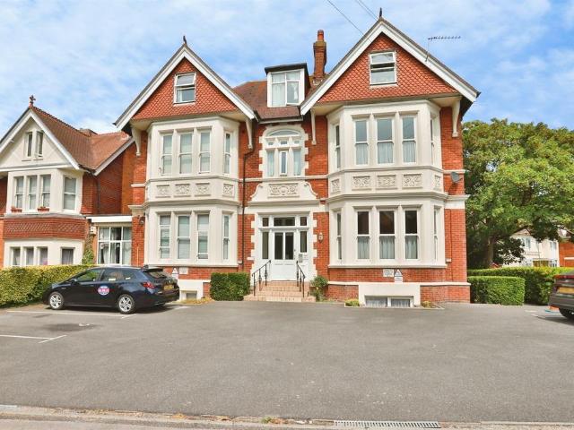 Flat for sale in Boscombe, Bournemouth