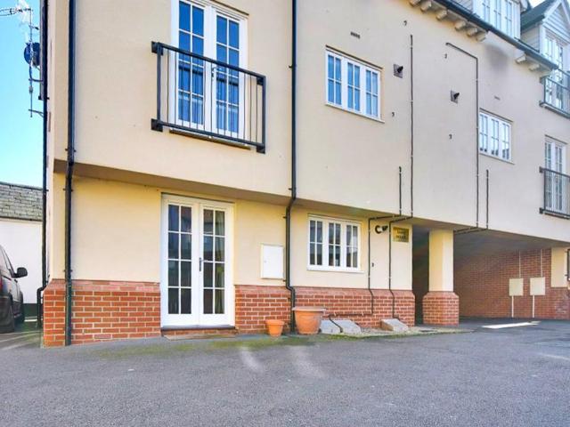 Flat for sale in Duton Hill, Essex