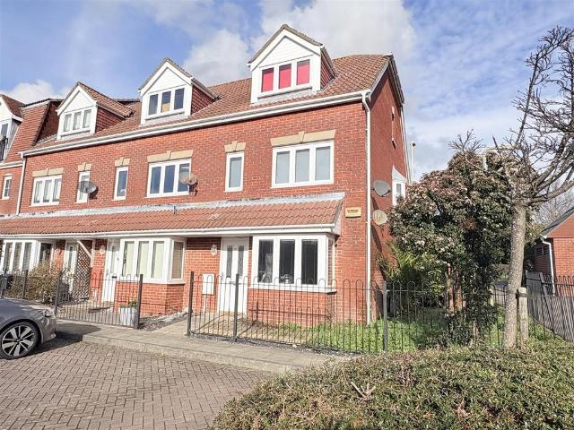 Flat for sale in Helford, Hampshire