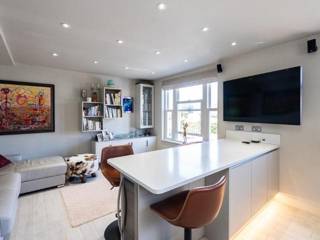 Flat for sale in Rose Hill, Pachesham Park