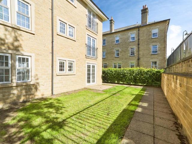 Flat for sale in Tranmere Park, West Yorkshire