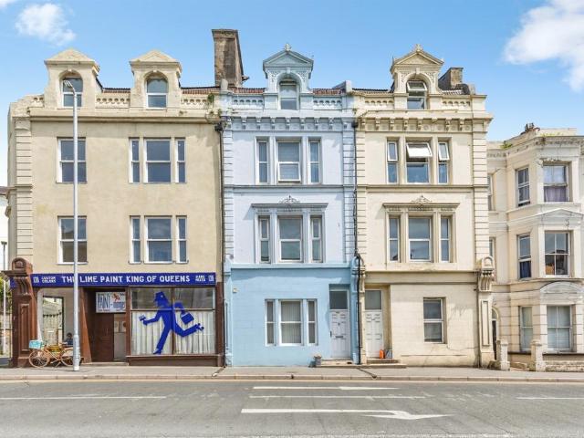 Flat for sale in Blacklands, Guestling Green