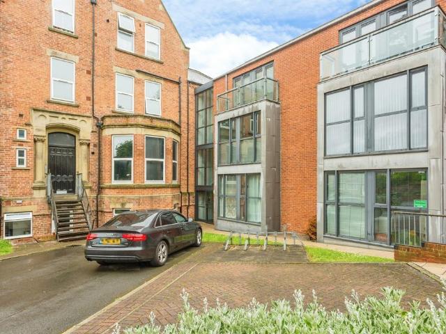 Flat for sale in Belle Isle, West Yorkshire