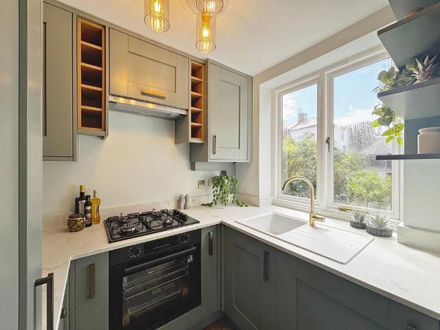Flat for sale in Rose Hill, Pachesham Park