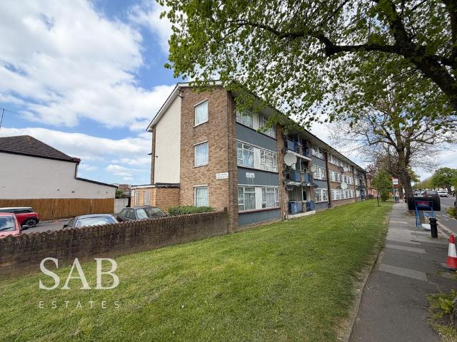 Flat for sale in London Borough of Ealing, Greenford