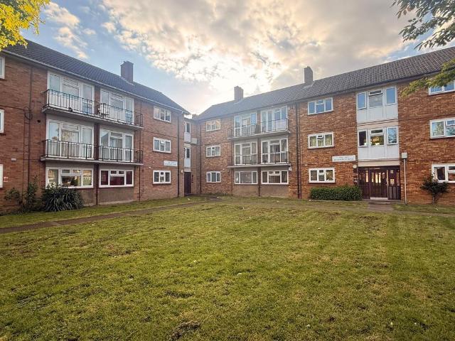 Flat for sale in Farley Hill, Spring Park
