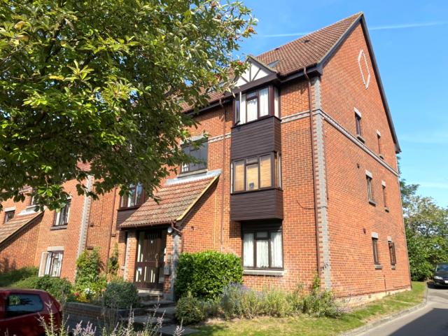 Flat for sale in Sheerwater, Woking