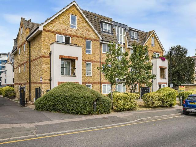 Flat for sale in Longlands, Greater London