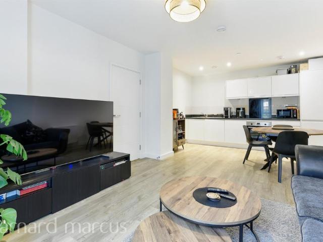 Flat for sale in New Malden, Greater London