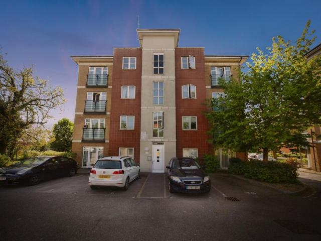 Flat for sale in Dunstable, Bedfordshire