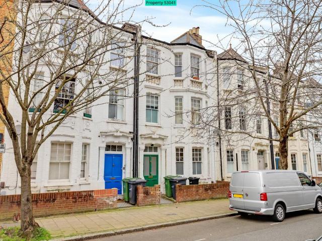 Flat for sale in Oval, Greater London