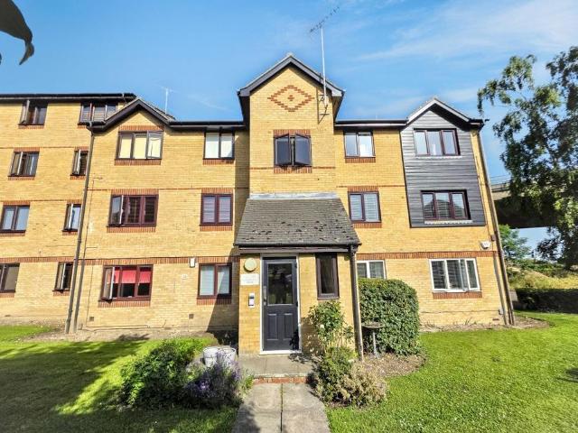 Flat for sale in Vange, Essex