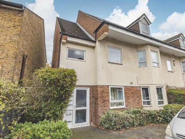 Flat for sale in Iver