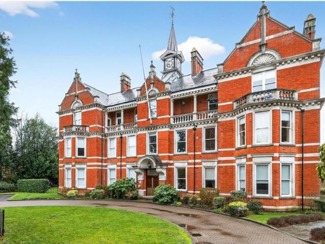Flat for sale in Epsom, Surrey