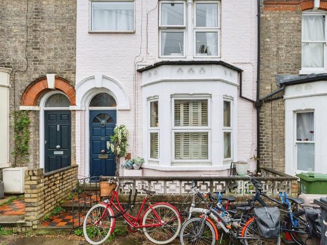 Flat for sale in Arbury, Cambridgeshire