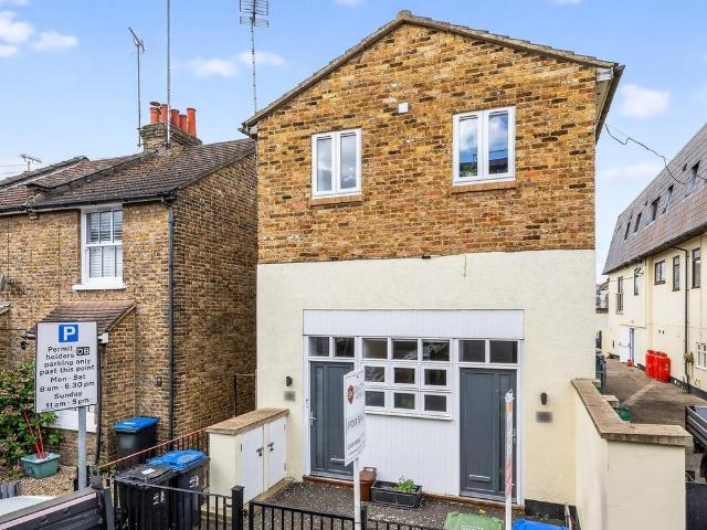 Flat for sale in New Malden, Greater London