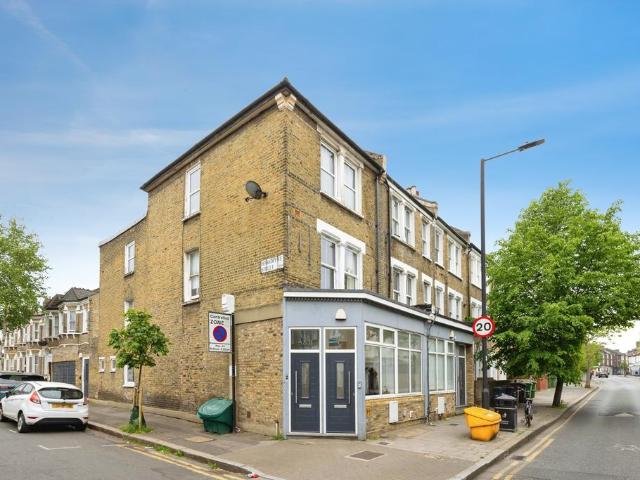 Flat for sale in Stockwell, Greater London