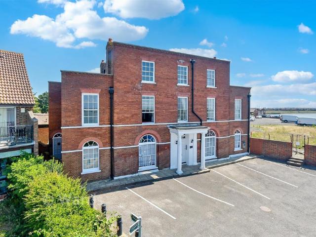 Flat for sale in Oad Street, Kent