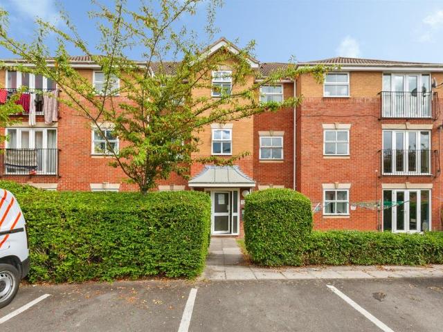 Flat for sale in Slough