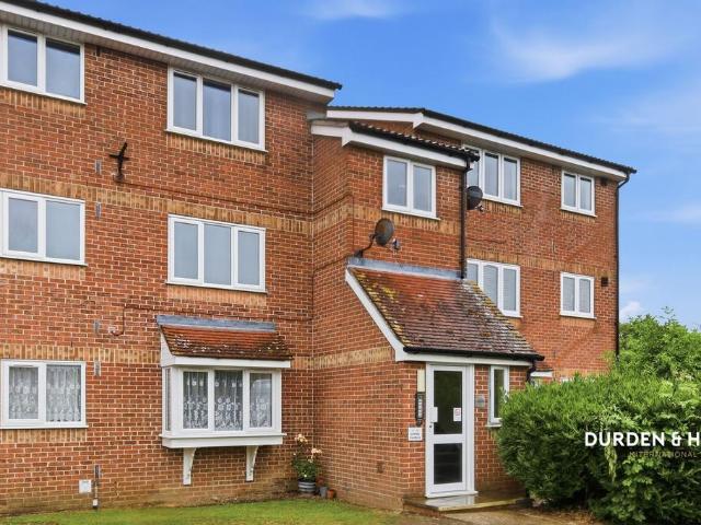 Flat for sale in Stroud Green, Barling