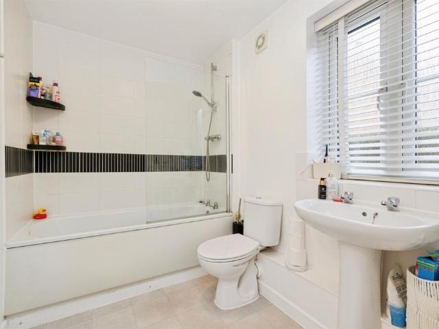 Flat for sale in Kingswood, Watford