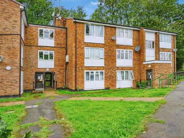 Flat for sale in Woodhall Farm, Pouchen End