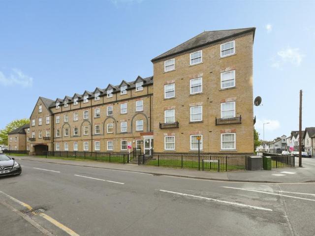 Flat for sale in Kings Hill, Colliers End