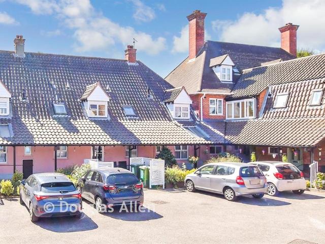 Flat for sale in Noak Hill, Noak Bridge