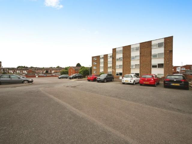 Flat for sale in Spring Park, Luton